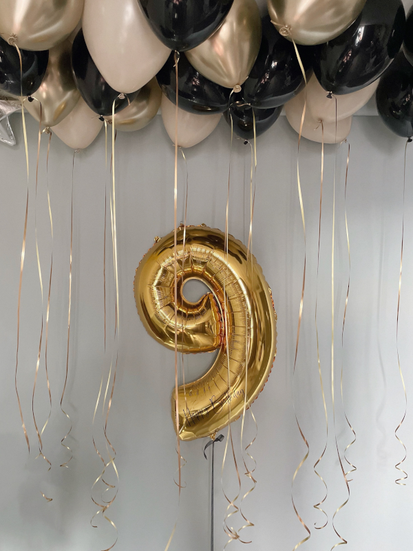 Numbers and Free-flowing ceiling Balloons