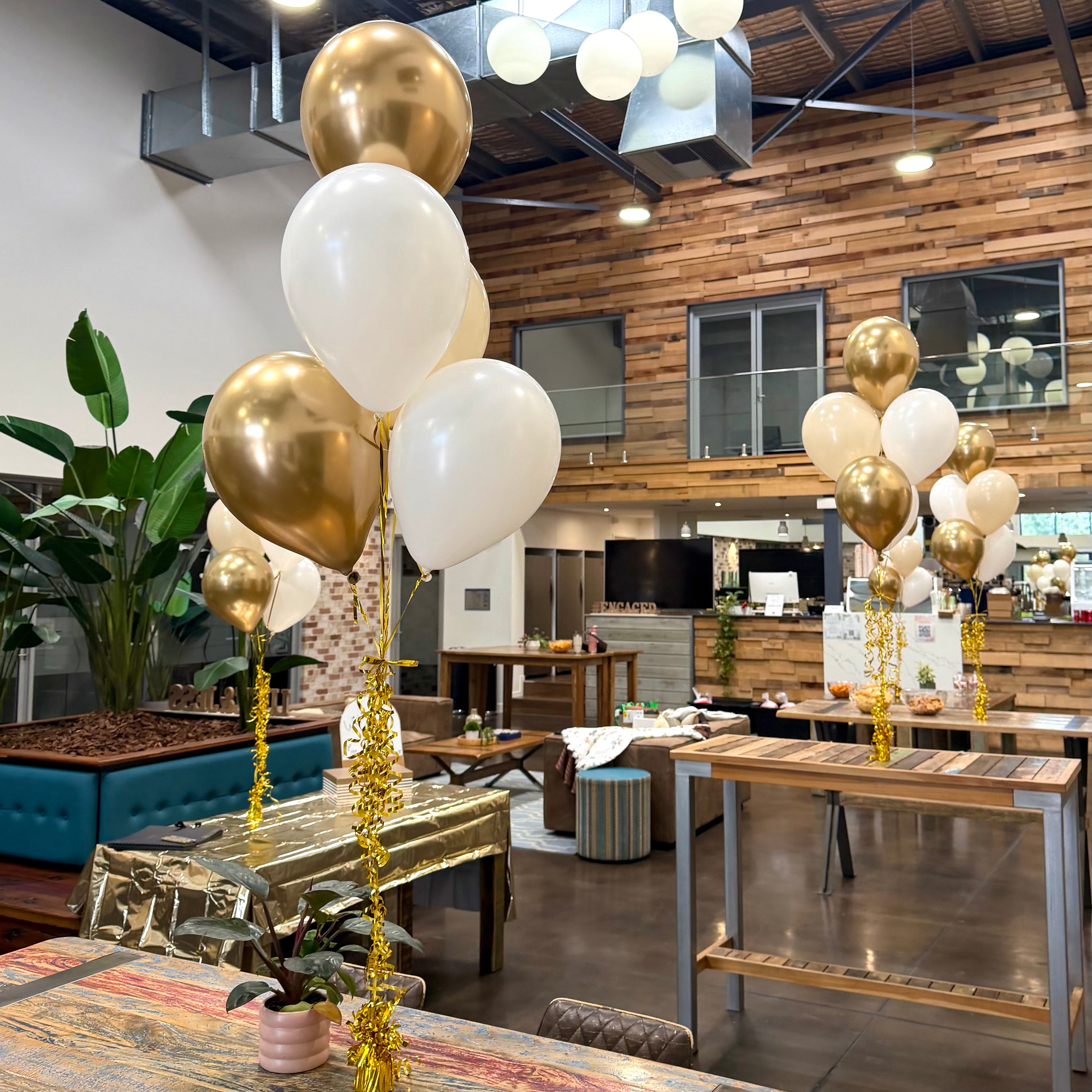 Small balloon table decor