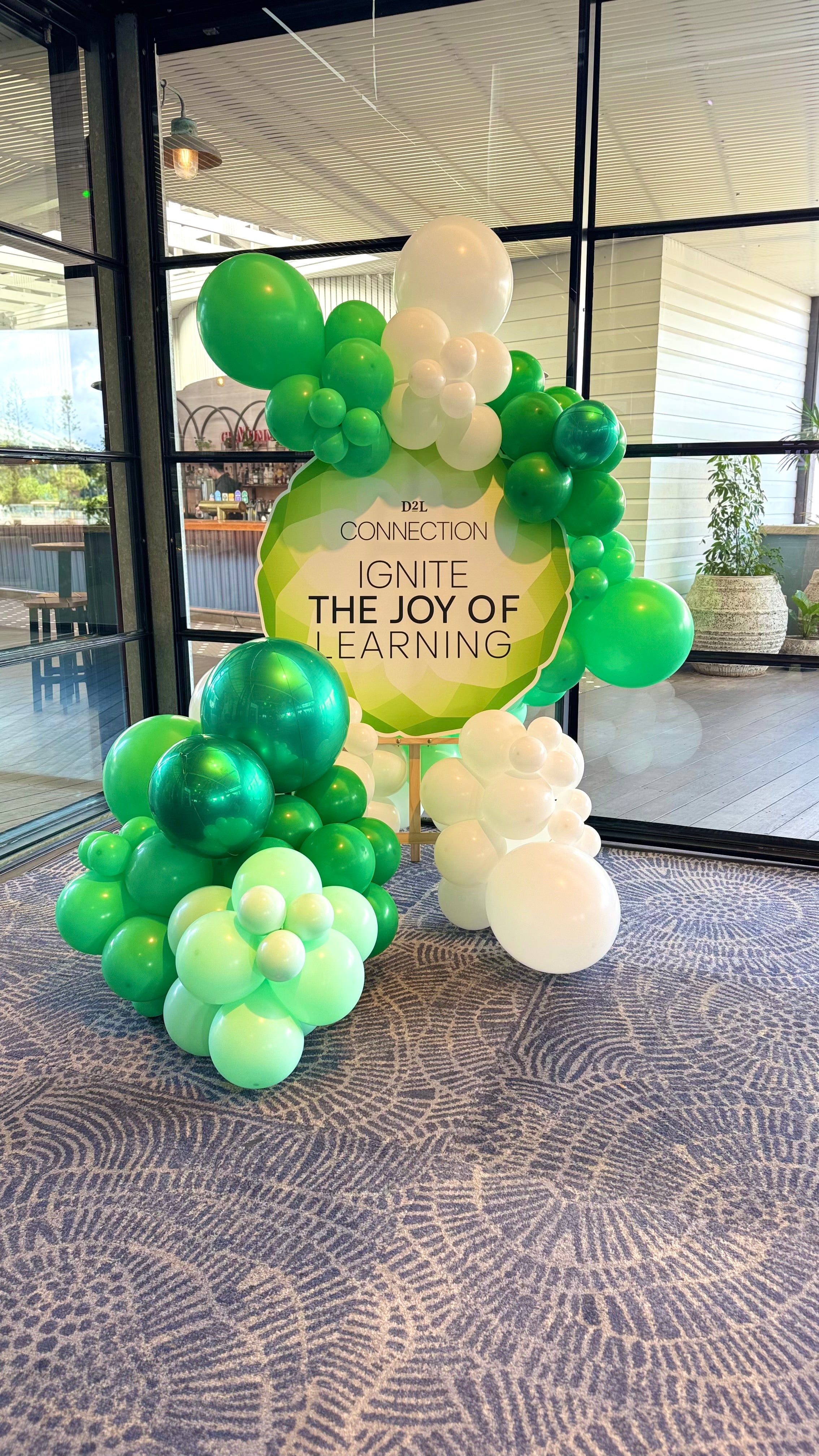 Balloon Easel Garland - Green