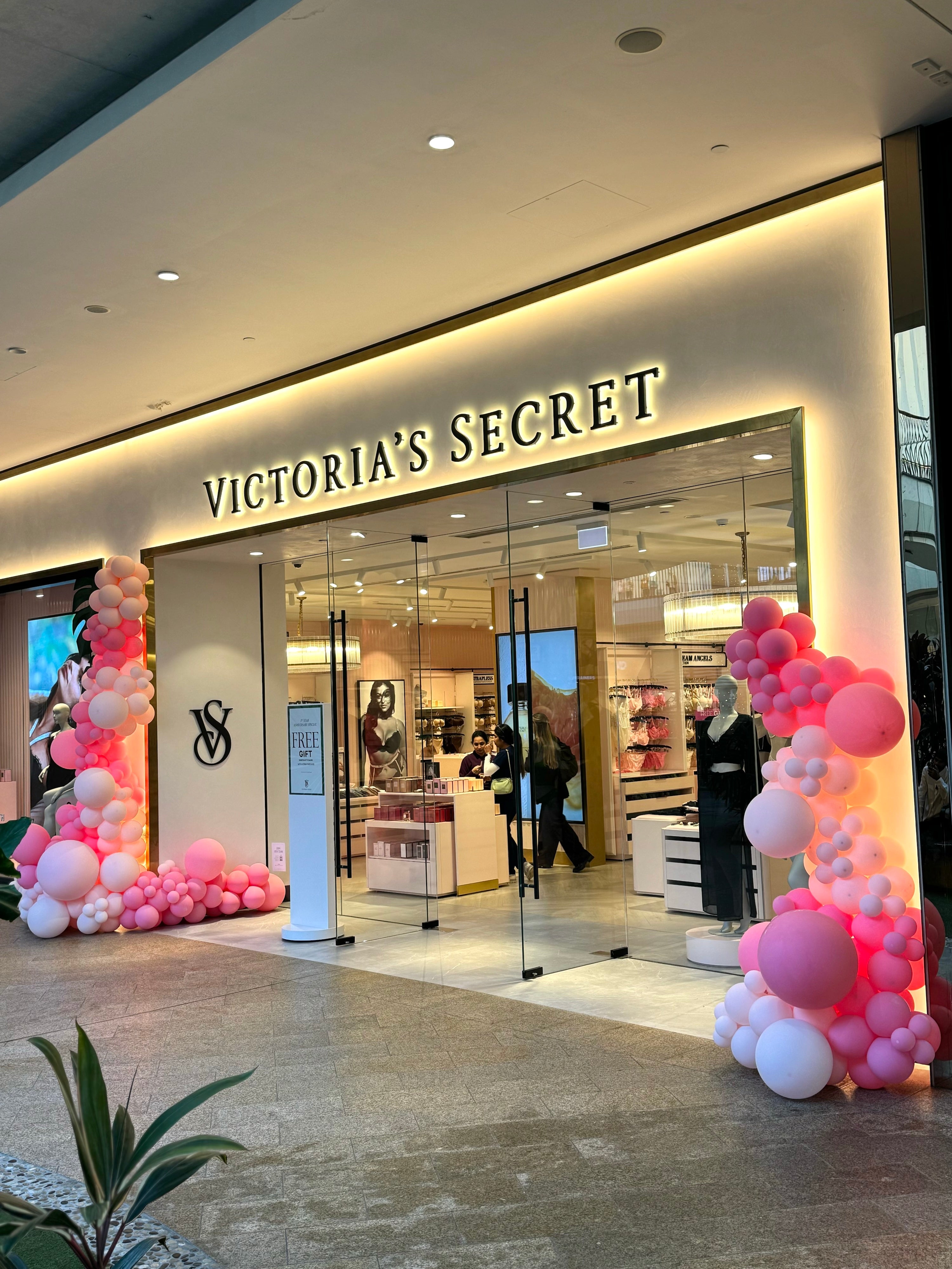 Victoria's Secret - Custom Balloon Garland